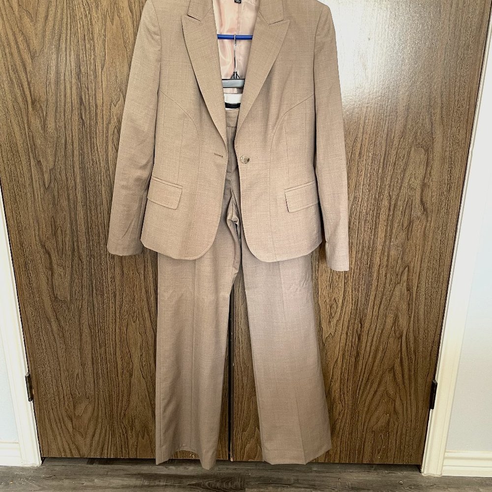 Anne Klein Size 6 Taupe Lady's Suit